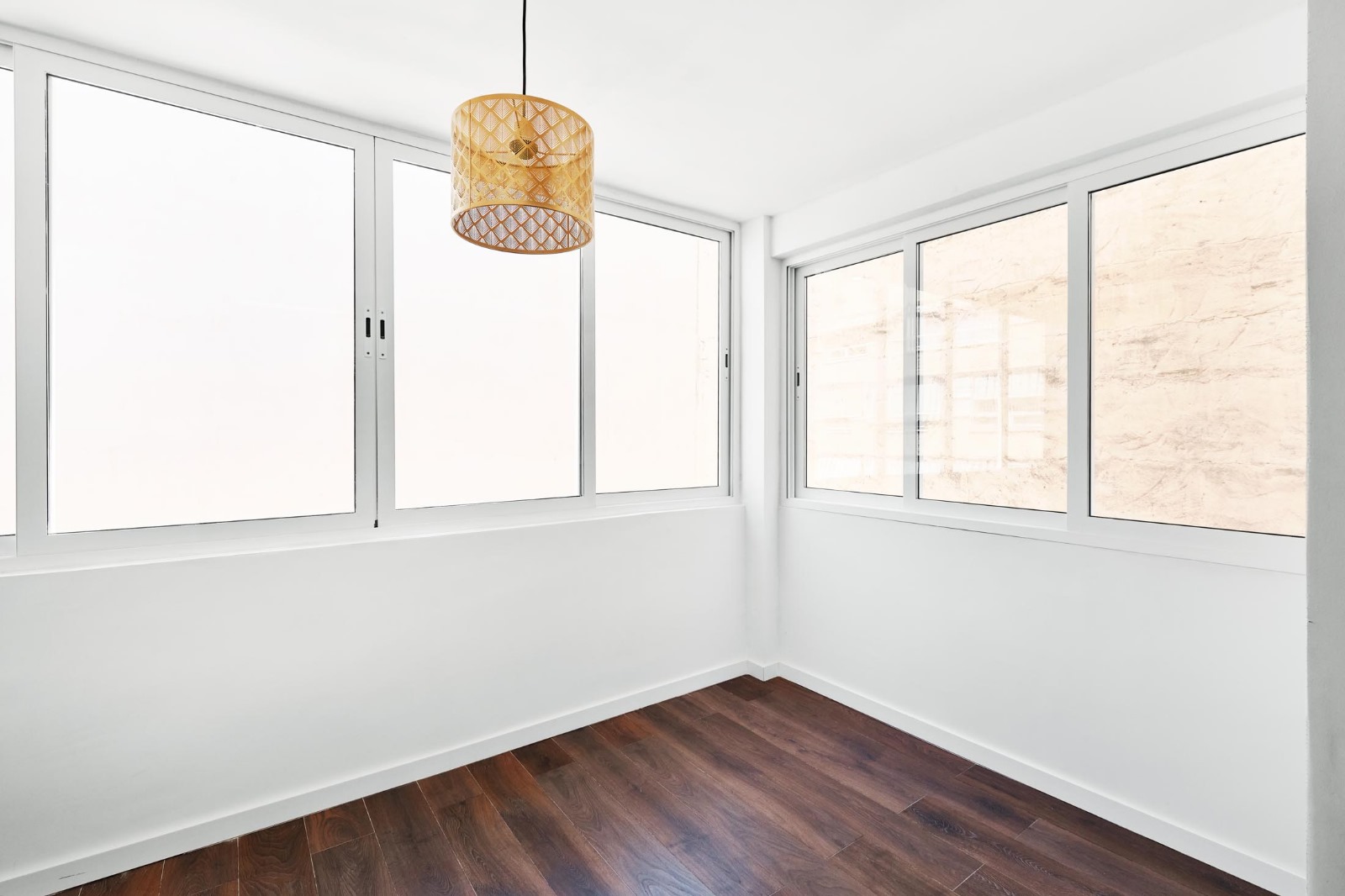 Espacio acristalado junto a cocina