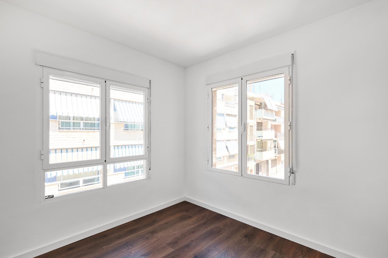 Estancia exterior con ventanas