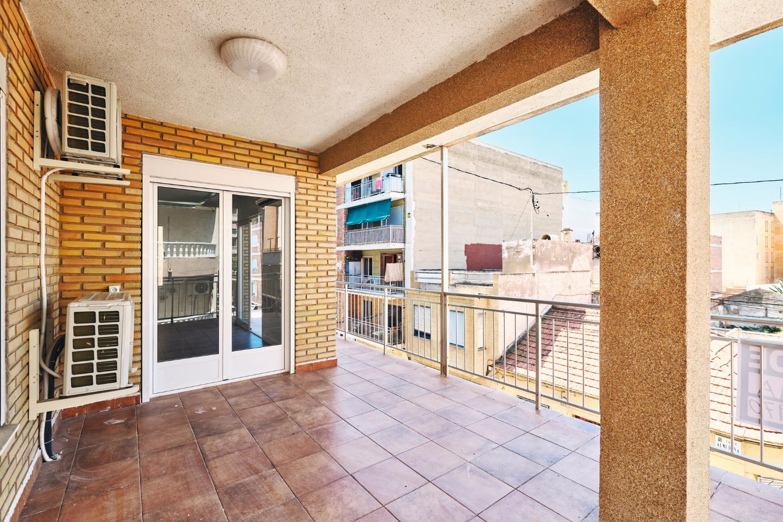 Terraza y acceso a la vivienda